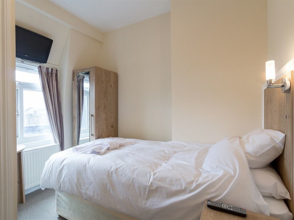 אילינג Acton Hill Hotel מראה חיצוני תמונה